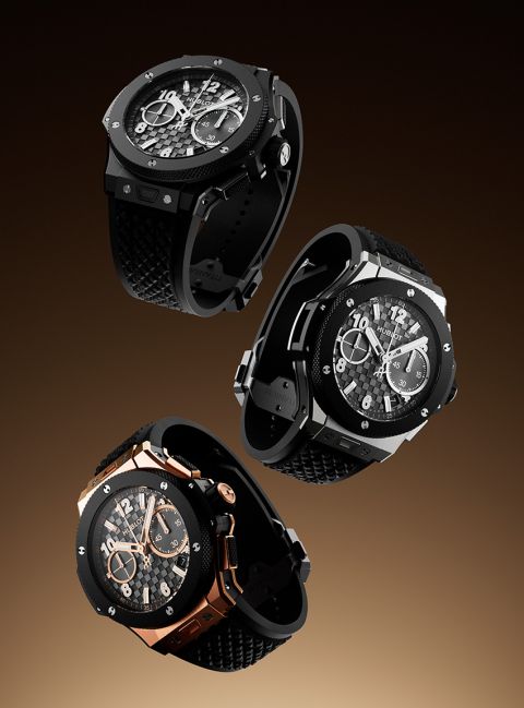 Mehrere Hublot Big Bang Chronographen mit schwarzem Zifferblatt und Kautschukarmband, verschiedene Gehäusematerialien in dynamischer Schrägansicht Mehrere Hublot Big Bang Chronographen mit schwarzem Zifferblatt und Kautschukarmband, verschiedene Gehäusematerialien in dynamischer Schrägansicht