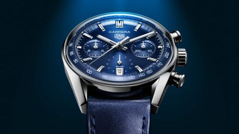 TAG Heuer Carrera Chronograph in Stahl mit blauem Zifferblatt und blauem Lederarmband vor dunkelblauem Hintergrund