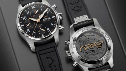 IWC Pilots Watch liegend von vorne und liegend von hinten auf grauem Hintergrund IWC Pilots Watch liegend von vorne und liegend von hinten auf grauem Hintergrund