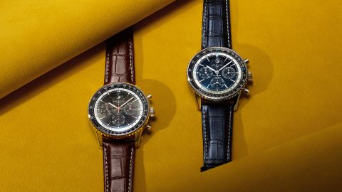 Breitling Navitimer B19 Chronograph Perpetual Calendar mit blauem und schwarzem Zifferblatt auf Lederarmband vor gelbem Hintergrund Breitling Navitimer B19 Chronograph Perpetual Calendar mit blauem und schwarzem Zifferblatt auf Lederarmband vor gelbem Hintergrund