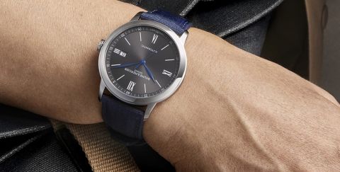 Baume & Mercier Classima Uhr in Stahl mit grauem Zifferblatt und blauem Textilband an einem Herrenhandgelenk getragen