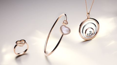 Chopard Happy Diamonds Ring in Rosegold mit 3 beweglichen Diamanten, Happy Hearts Armreif in Rosegold mit Diamanten und weissem Perlmutt, Happy Spirit Anhaenger in Rose- und Weissgold Chopard Happy Diamonds Ring in Rosegold mit 3 beweglichen Diamanten, Happy Hearts Armreif in Rosegold mit Diamanten und weissem Perlmutt, Happy Spirit Anhaenger in Rose- und Weissgold