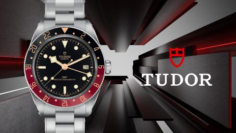 TUDOR Black Bay GMT Uhr in Stahl mit zweifarbiger Luenette in schwarz und rot und schwarzem Zifferblatt vor Lifestylehintergrund