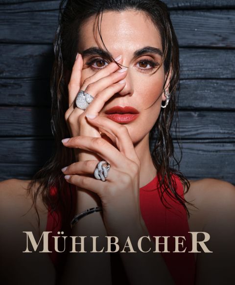 Weibliches Model mit Ring und Ohrcreolen aus dem Muehlbacher Meisteratelier Weibliches Model mit Ring und Ohrcreolen aus dem Muehlbacher Meisteratelier