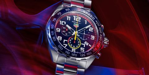 Tag Heuer Formula 1 Chronograph in Stahl mit blauer Luenette und blauem Zifferblatt vor blau-rotem Hintergrund