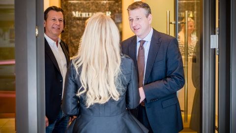 Die Geschaeftsfuehrer Andreas und Markus Muehlbacher begruessen an der Eingangstuer zum Juweliergeschaeft eine neue Mitarbeiterin Die Geschaeftsfuehrer Andreas und Markus Muehlbacher begruessen an der Eingangstuer zum Juweliergeschaeft eine neue Mitarbeiterin