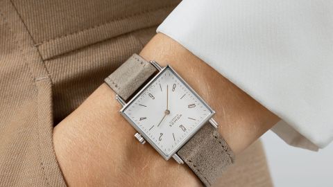 Damenhandgelenk mit Tetra Uhr von NOMOS Glashuette in Stahl mit weissem Zifferblatt und taupefarbenem Lederarmband