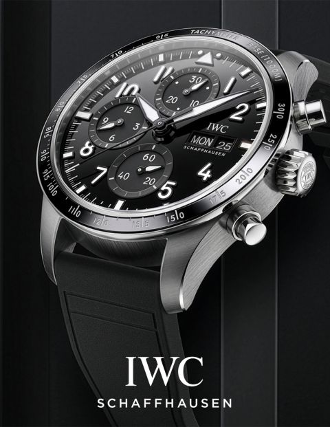 IWC Pilot’s Watch Chronograph aus Edelstahl mit schwarzem Zifferblatt, Tachymeter-Lünette und schwarzem Kautschukarmband, frontal seitlich dargestellt mit IWC-Schaffhausen-Logo darunter. IWC Pilot’s Watch Chronograph aus Edelstahl mit schwarzem Zifferblatt, Tachymeter-Lünette und schwarzem Kautschukarmband, frontal seitlich dargestellt mit IWC-Schaffhausen-Logo darunter.