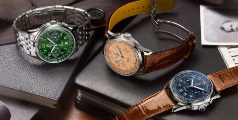 Drei Breitling Premier Chronographen mit Stahlgehaeusen, Zifferblaetter in gruen, kupfer und blau und Armbaender in Stahl und braunem Leder auf Lifestylehintergrund