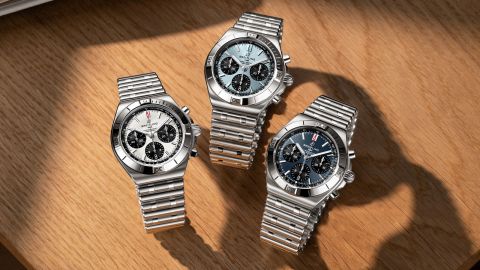 Drei Breitling Chronomat B01 42 Chronographen mit weißen, eisblauen und dunkelblauen Zifferblättern auf heller Holzoberfläche. Drei Breitling Chronomat B01 42 Chronographen mit weißen, eisblauen und dunkelblauen Zifferblättern auf heller Holzoberfläche.