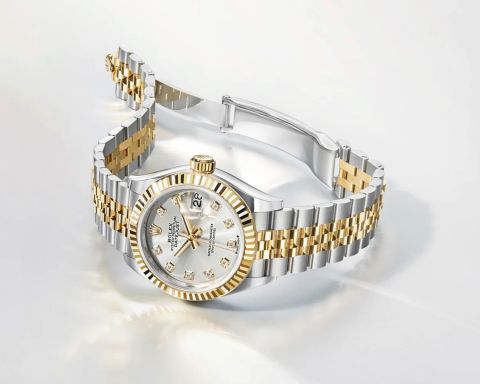 Rolex Lady Datejust in Stahl-Gold mit Perlmuttzifferblatt und geriffelter Lünette seitlich auf hellgrauem Hintergrund liegend