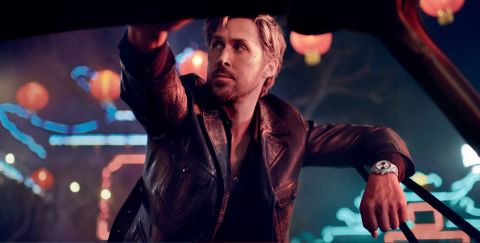 Ryan Gosling an einer Autotuer lehnend traegt am Handgelenk einen Carrera Chronographen von TAG Heuer in Stahl mit silberschwarzem Panda-Zifferblatt Ryan Gosling an einer Autotuer lehnend traegt am Handgelenk einen Carrera Chronographen von TAG Heuer in Stahl mit silberschwarzem Panda-Zifferblatt