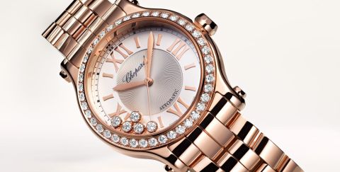 Chopard Happy Sport Damenuhr mit Gehaeuse und Band in Rosegold, Diamantluenette, silbernem Zifferblatt mit 5 beweglichen Diamanten auf hellem Hintergrund Chopard Happy Sport Damenuhr mit Gehaeuse und Band in Rosegold, Diamantluenette, silbernem Zifferblatt mit 5 beweglichen Diamanten auf hellem Hintergrund