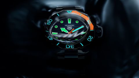 Tag Heuer Aquaracer Professional Super Diver Taucheruhr unter Wasser mit leuchtenden Zifferblattanzeigen