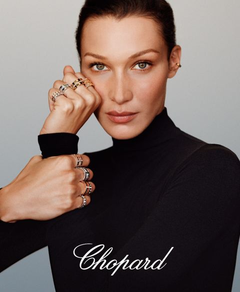 Bella Hadid traegt Ice Cube Ringe und ein Ice Cube Ohrring von Chopard Bella Hadid traegt Ice Cube Ringe und ein Ice Cube Ohrring von Chopard