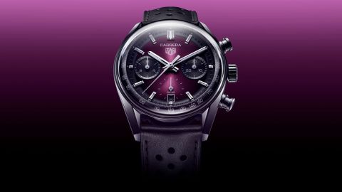 TAG Heuer Carrera Chronograph in Stahl mit lilafarbenem Zifferblatt und Lederarmband auf lilafarbenem Hintergrund