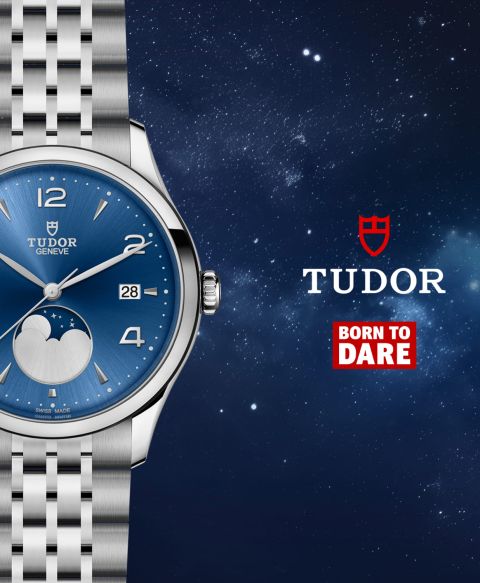 TUDOR 1926 Luna Armbanduhr mit Edelstahlarmband, blauem Zifferblatt mit Mondphase bei 6 Uhr, rechts daneben das rote TUDOR Logo und der Schriftzug „Born to Dare“ vor einem Nachthimmel. TUDOR 1926 Luna Armbanduhr mit Edelstahlarmband, blauem Zifferblatt mit Mondphase bei 6 Uhr, rechts daneben das rote TUDOR Logo und der Schriftzug „Born to Dare“ vor einem Nachthimmel.