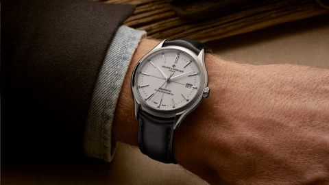 Herrenhandgelenk mit einer Baume & Mercier Clifton Baumatic Uhr in Stahlmit weissem Zifferblatt und Lederarmband