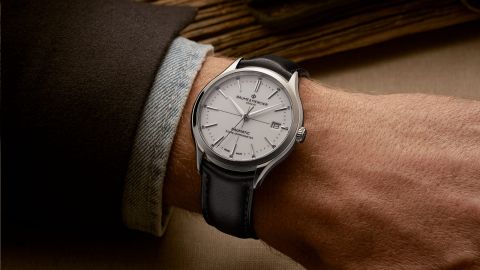 Herrenhandgelenk mit einer Baume & Mercier Clifton Baumatic Uhr in Stahlmit weissem Zifferblatt und Lederarmband Herrenhandgelenk mit einer Baume & Mercier Clifton Baumatic Uhr in Stahlmit weissem Zifferblatt und Lederarmband